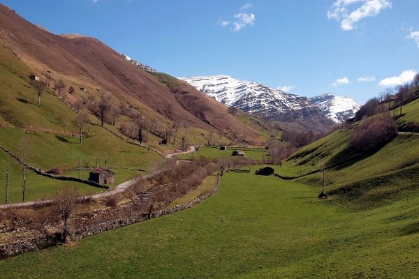 Valle_del_Río_Miera,_Cantabria